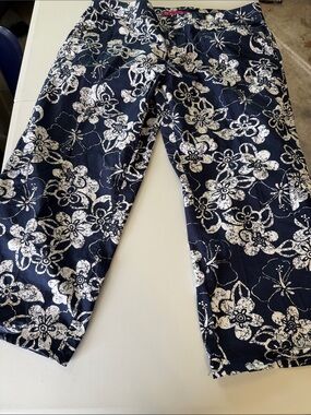 SO Navy cargo Capri Pants with White Floral Print, Size 15 (jr)